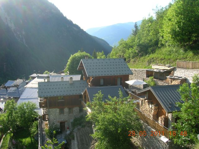 Vue d'ensemble du chalet en été