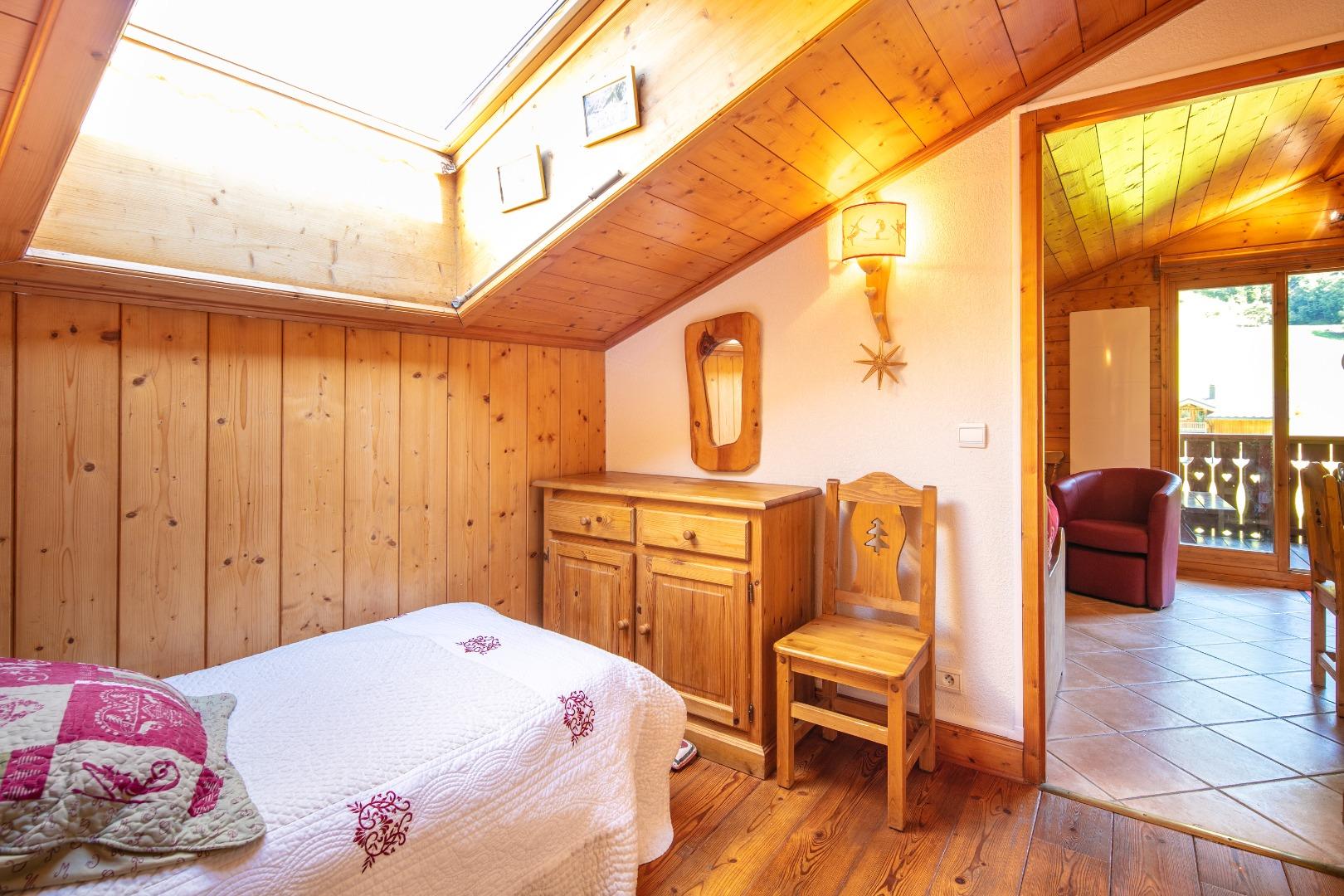 La chambre avec ses 2 lits gigognes donnant sur le salon 