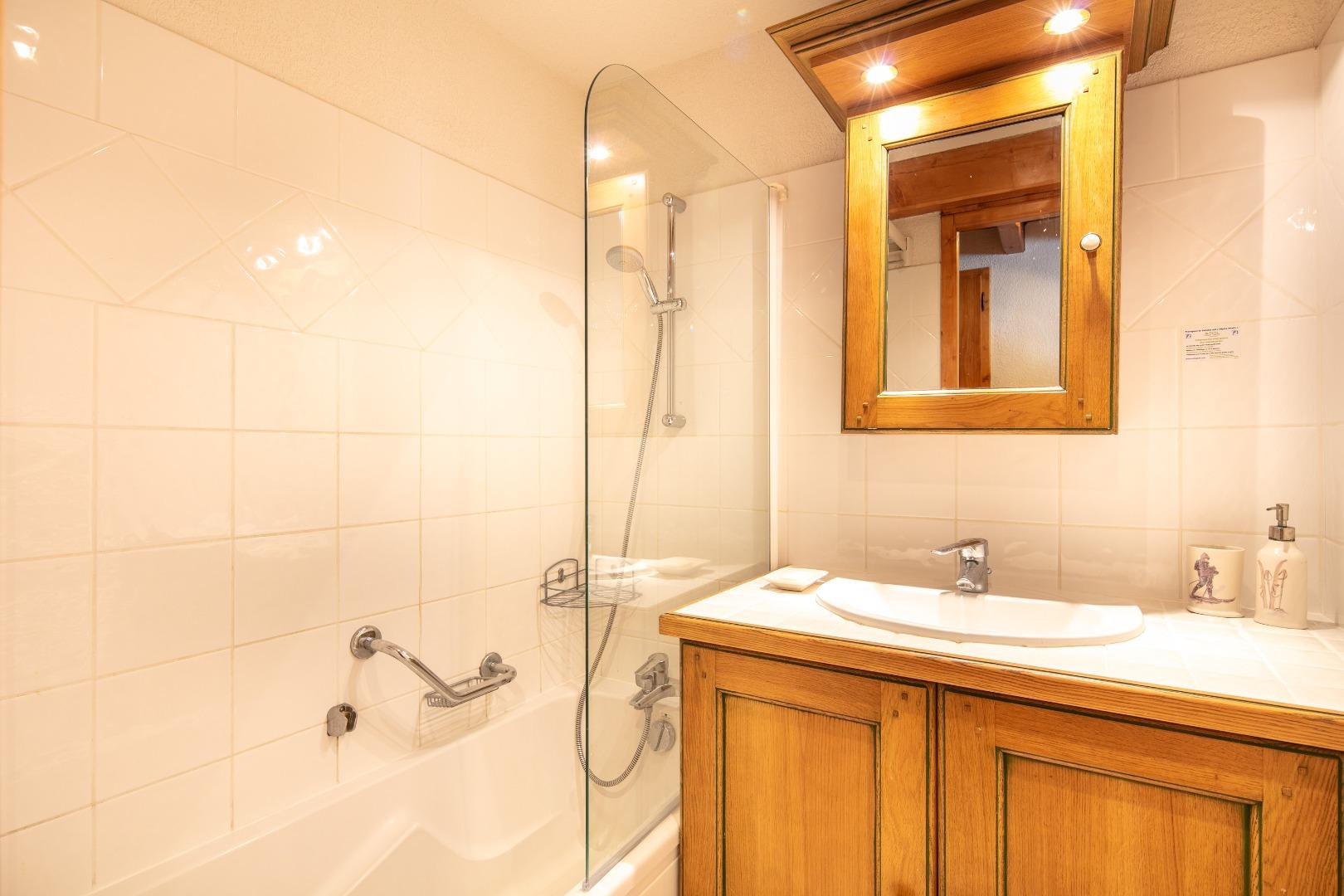 La salle de bains avec sa grande baignoire