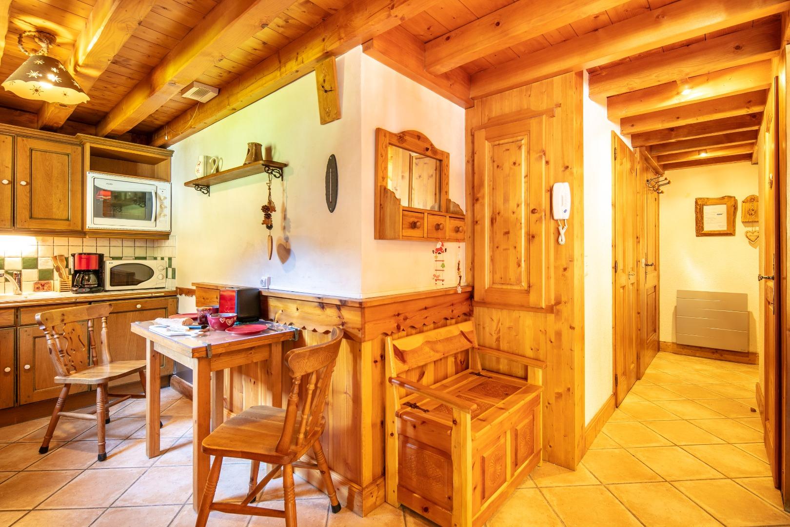 L'entrée avec ses toilettes, salle de bains et cuisine