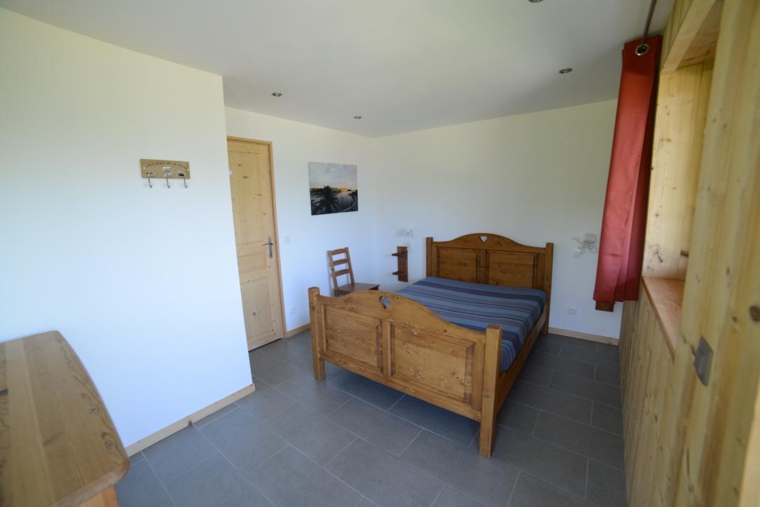 Une chambre (1/4) avec lit 2 personnes