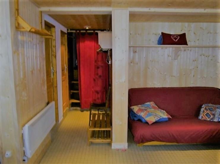 au fond lit 2 places  sous alcôve derrière le rideau