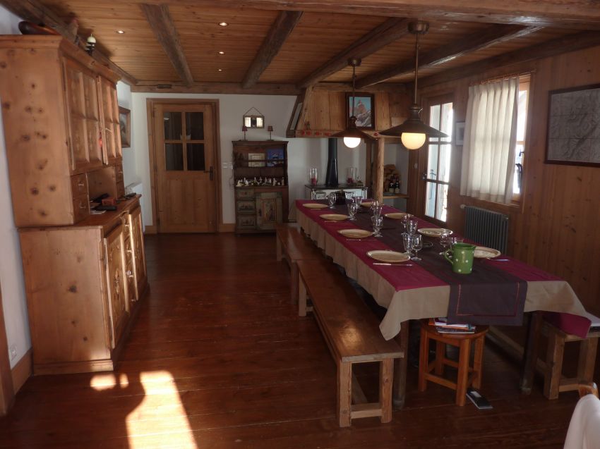 Le coin salle à manger, avec sa grande table (3,45x1m)