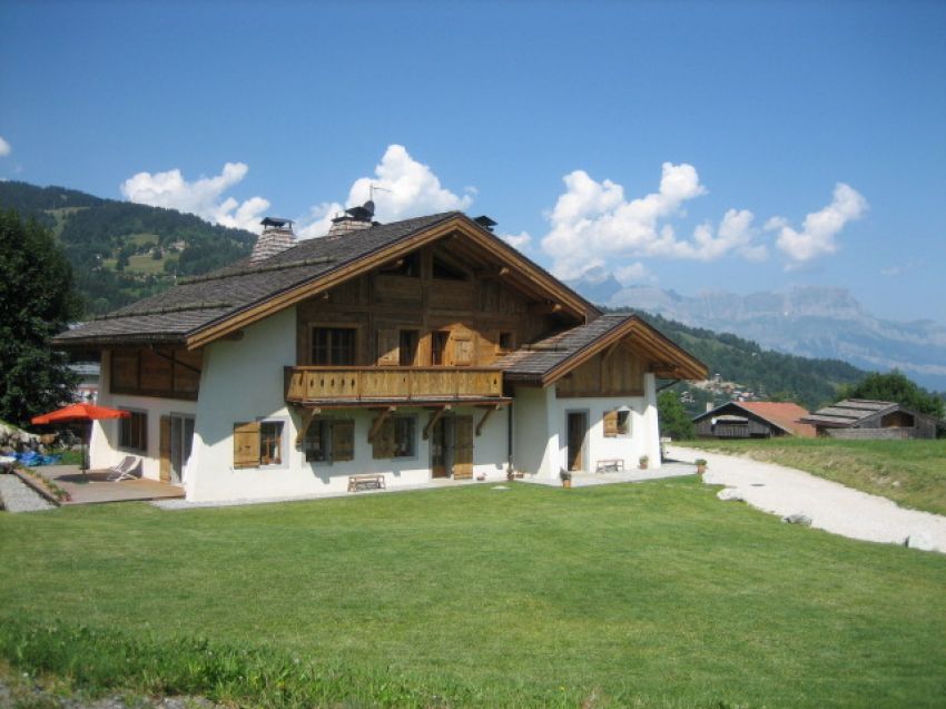 Au fond les Aravis, le chalet, côté est et sa terrasse au sud