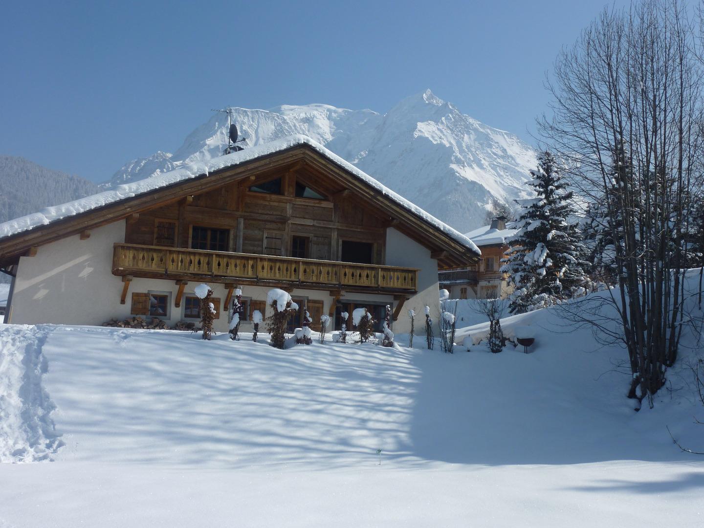 En hiver vue du chalet, côté ouest.
Vue sur le dôme du Gouter et l'aiguille de Bionassay  