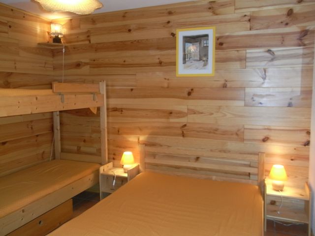 une des chambres (jaune) avec 1 lit 2 places et 2 lits superposés