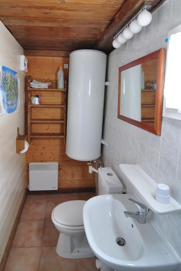 WC, ballon eau chaude de 200 litres, RdC