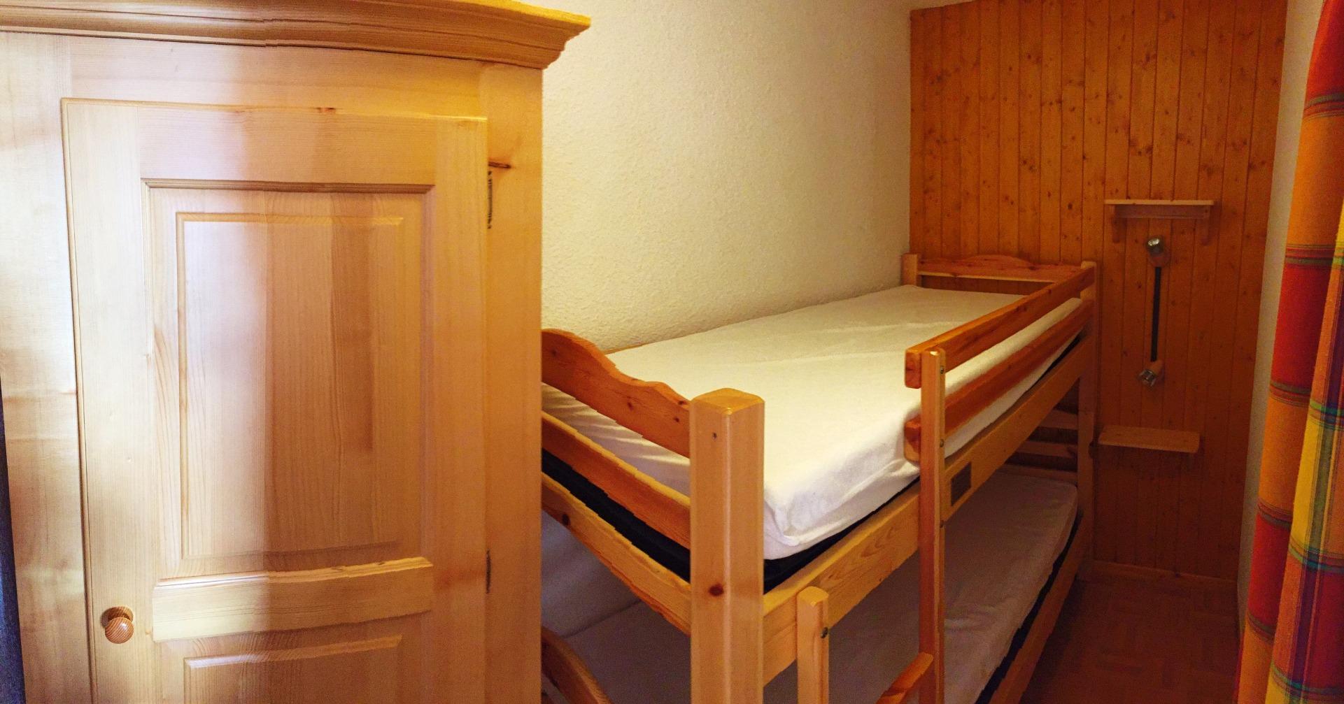 COIN MONTAGNE - Couchage pour deux  - une lingère - deux tablettes de nuits avec éclairage individuel et éclairage plafond - un rideau donne de l'intimité