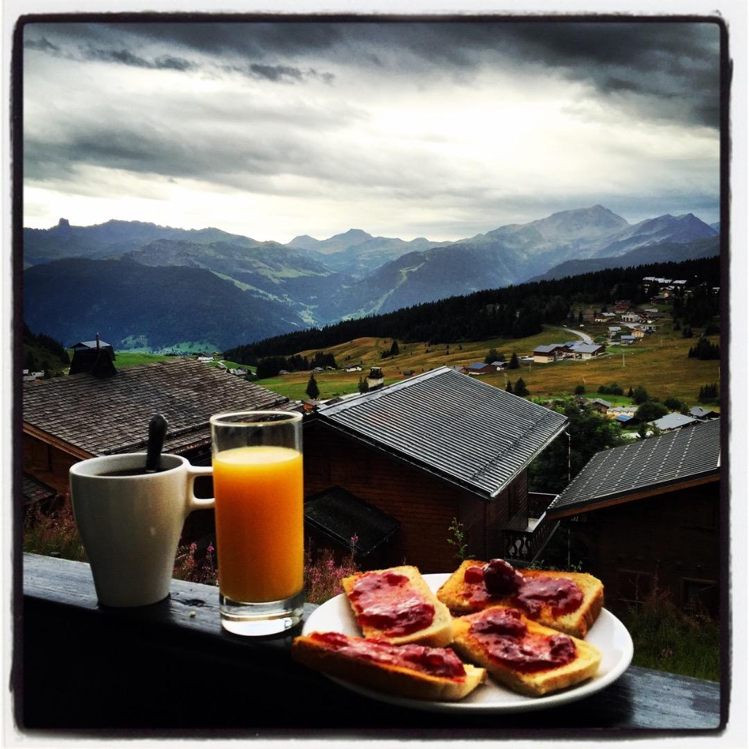 ÉTÉ : Petit déjeuner pris sur le balcon sur fond de montagne "Bisanne"