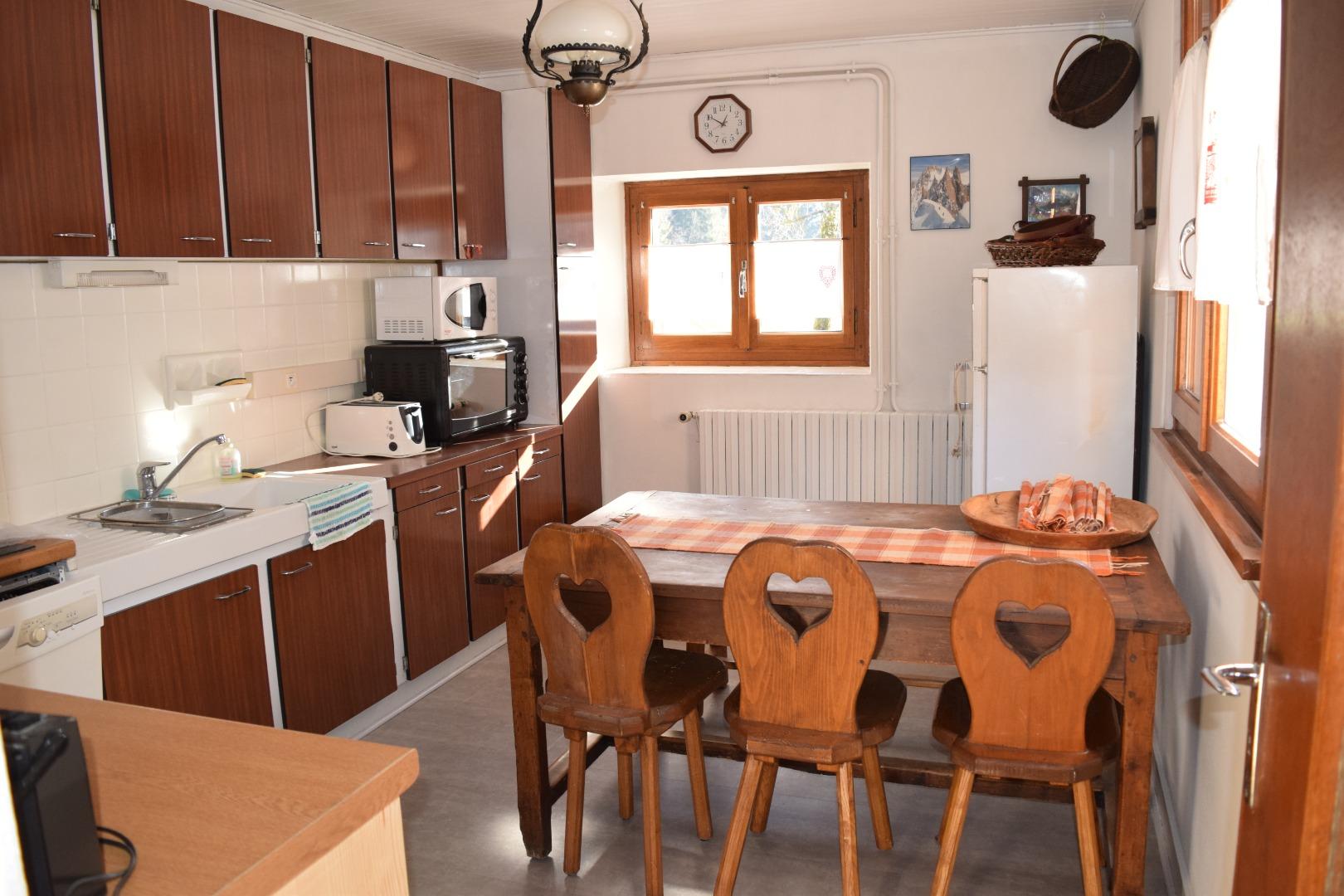 Grande cuisine fermée et lumineuse qui peut accueillir 6 personnes