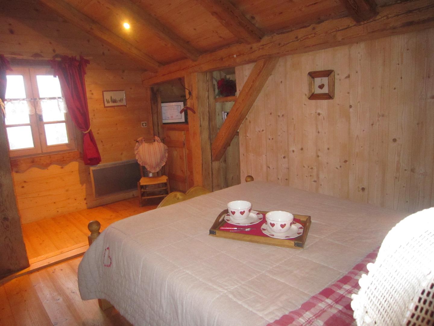 La chambre de Marie.
Les vieilles poutres et chevrons ont été conservés.