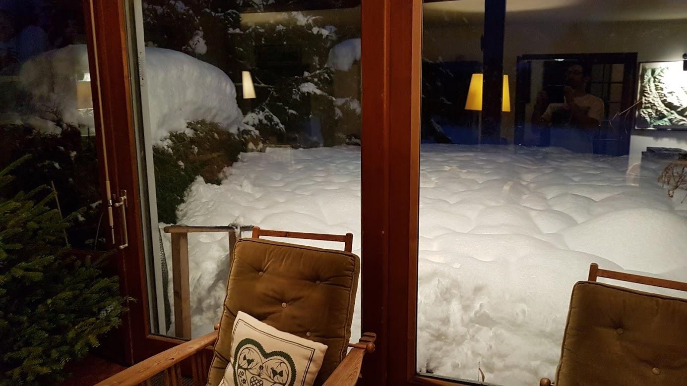 La terrasse vue du salon un soir d'hiver :)