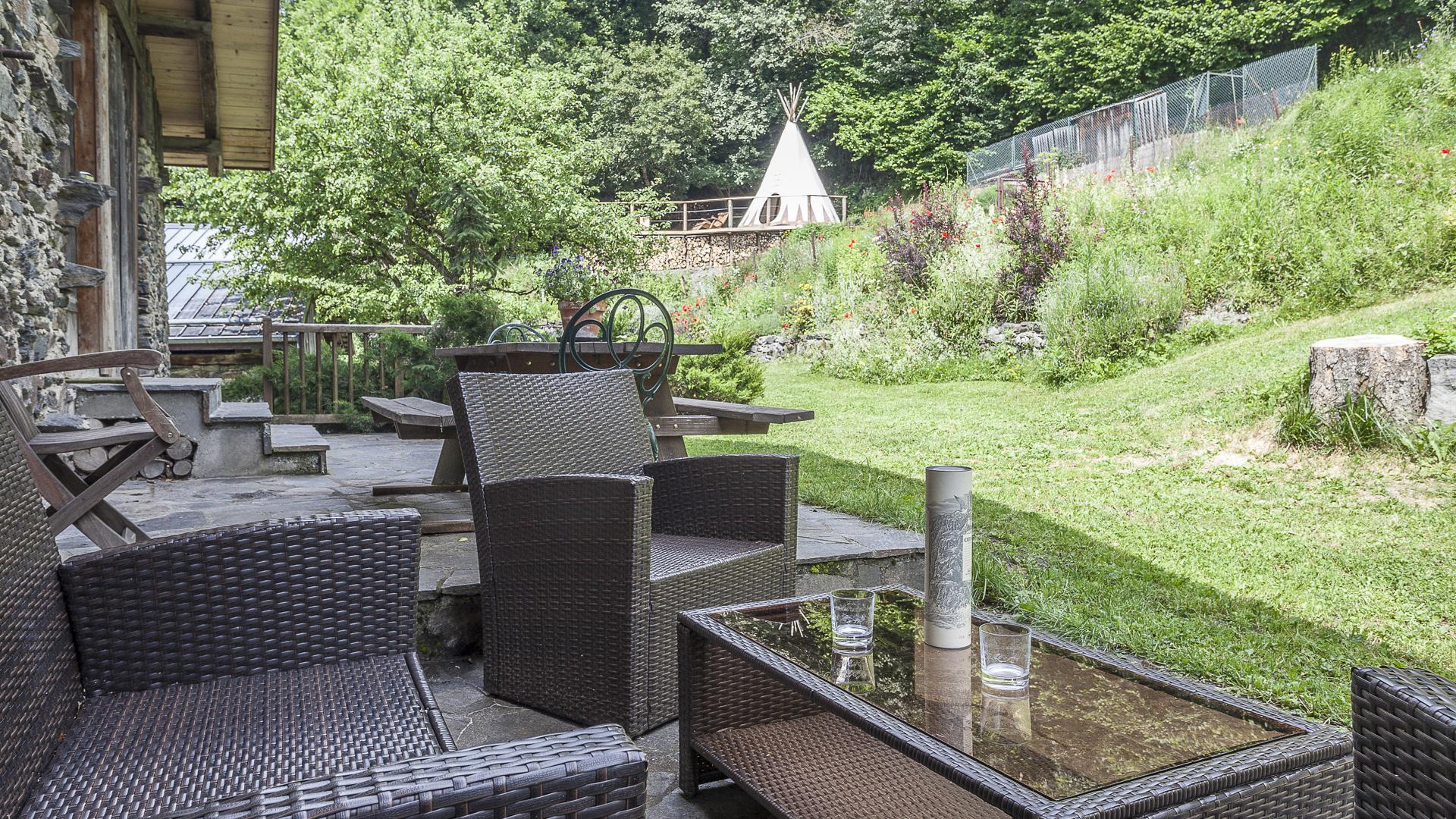 La terrasse pour l'apéritif, mobilier de jardin, tout près du barbecue...
