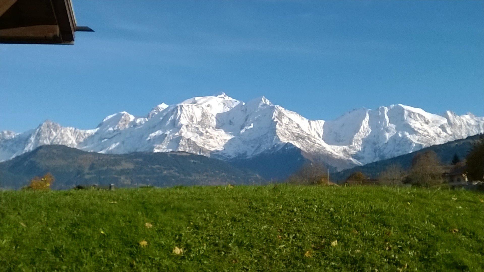 La chaine du Mont Blanc superbe depuis la terrasse