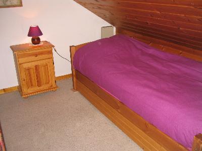 Coin montagne INDEPENDANT, le lit gigogne du dessous se tire et monte à niveau du premier faisant un lit double en 140 cm