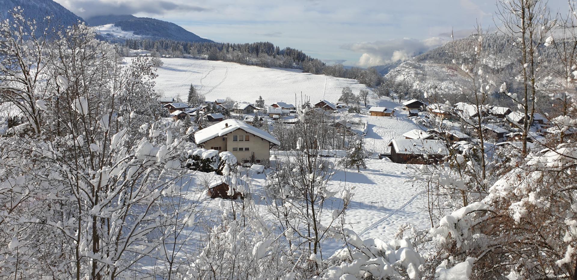 Vue sur le village d'Arâches et la montagne