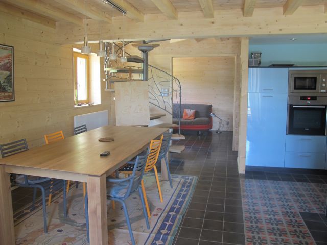 salle à manger ; au fond salon, faisant office de chambre (porte coulissante)lit en 160 cm;
derrière cuisine: wc, salle de bains;