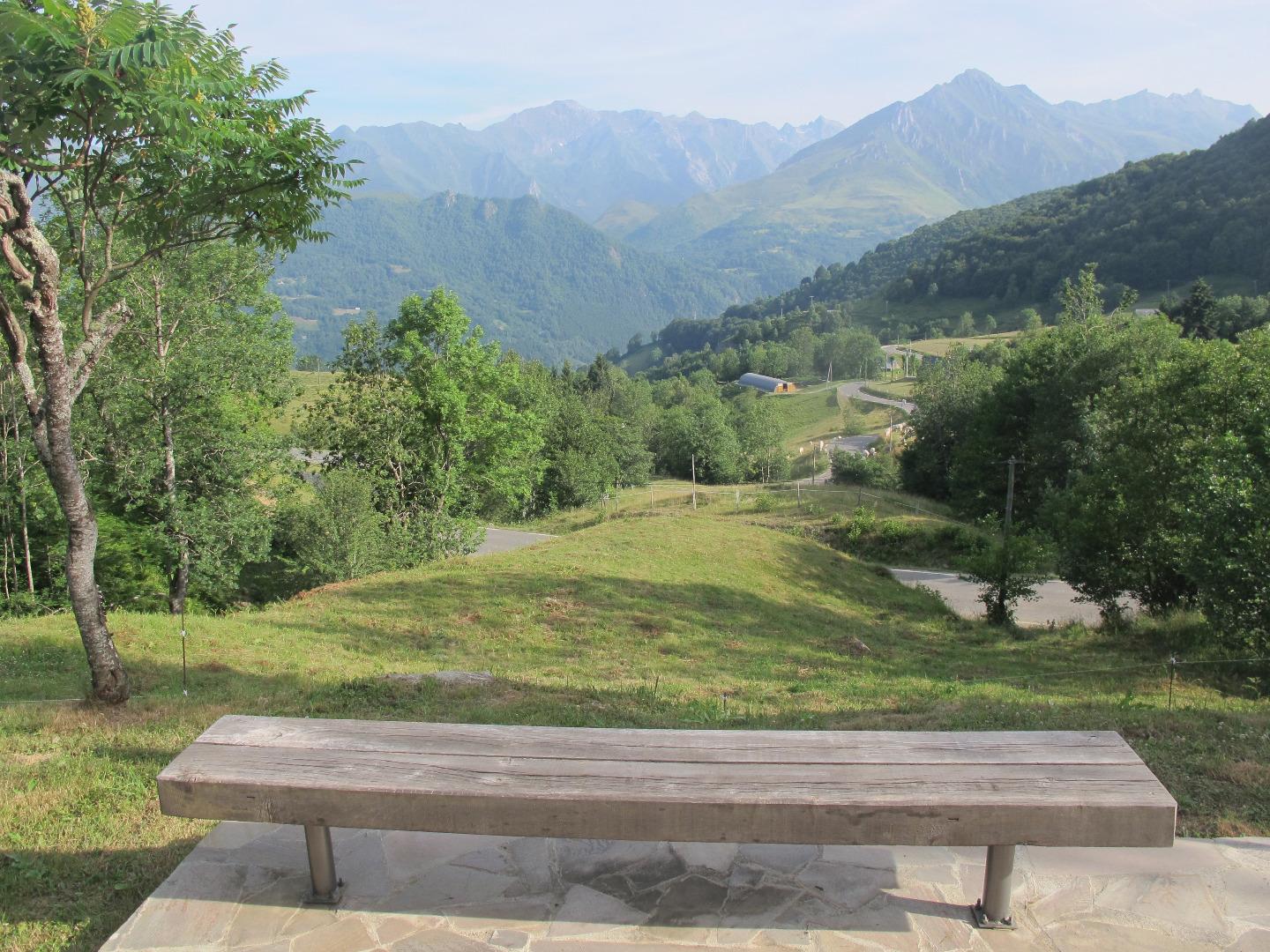 la terrasse avec table chaises relax