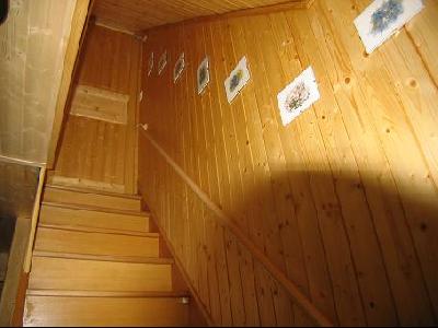 l'accés à l'étage pour la chambre, l'alcôve et la 2ème sdb avec WC
