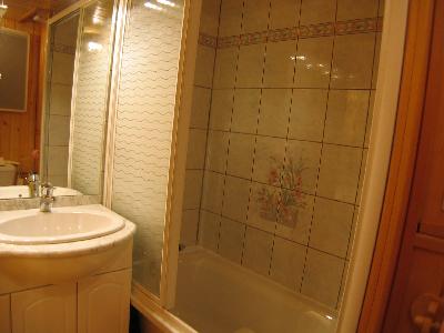 salle de bain de l'étage ( double vasques - baignoire -  wc )