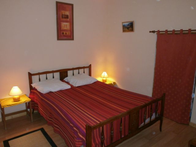 chambre sud gite de la biche un grand lit ,un lit bébé