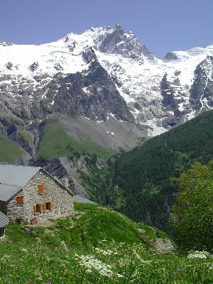 Le chalet en été avec le pic de LA MEIJE en arrière plan