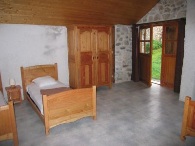 Etage chambre en pièce unique avec un lit double(140) et 2 lits simples (90)