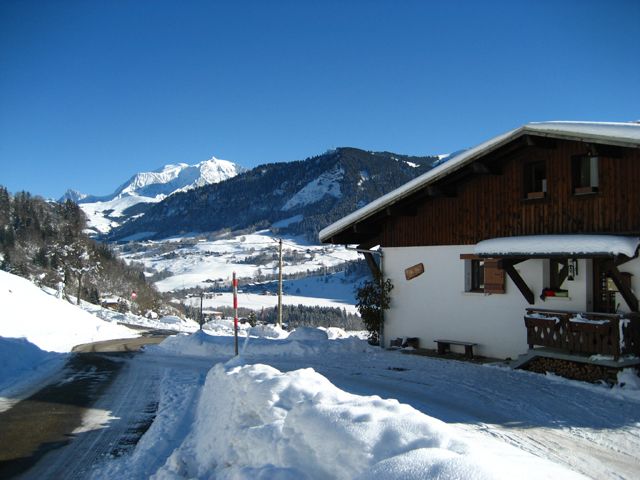 Le Chalet "Bio Slo" face au Mont-Blanc (4807 m).