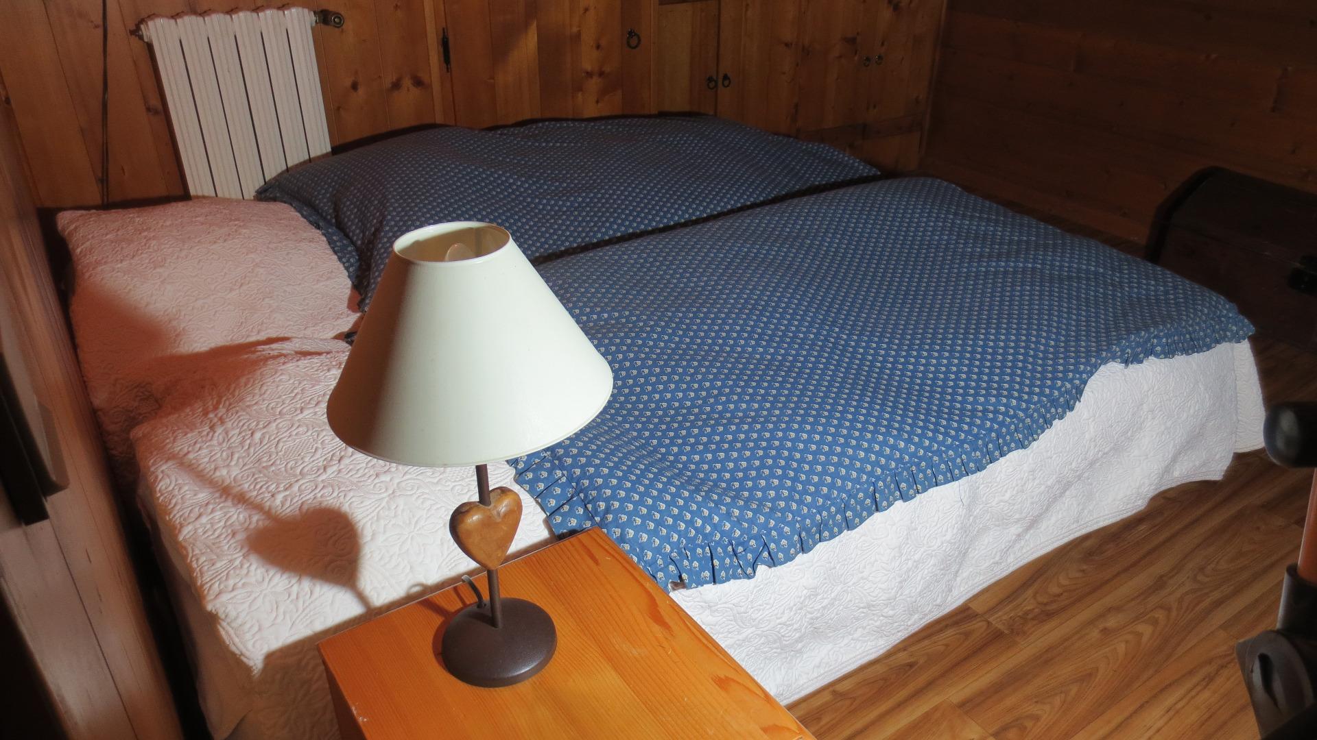 chambre  1   deux couchage de 90  une couette et couverture par lit