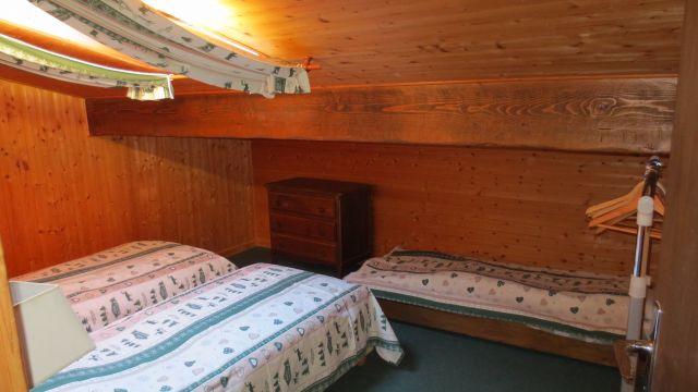 La première chambre indépendante.2 lits de 90  ,  plus un lit d'appoint pour enfant
en sous pente     , éclairée par un vélux,   couettes et couvertures