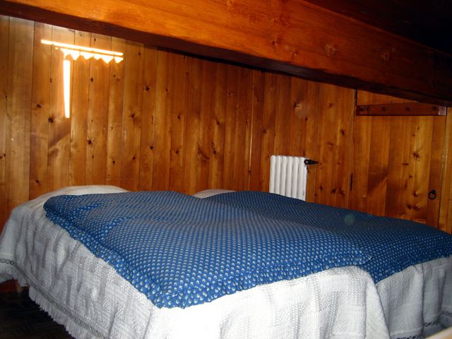 La seconde chambre indépendante.   deux lits de 90 , petite commode  penderie
éclairée par un vélux  couettes et couvertures