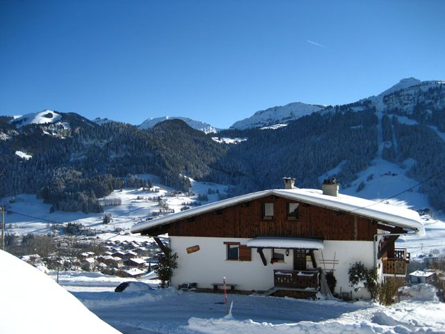 Le Chalet "Bio Slo" face au Crêt du Midi (1810 m). vue sur le village   le Mont Blanc