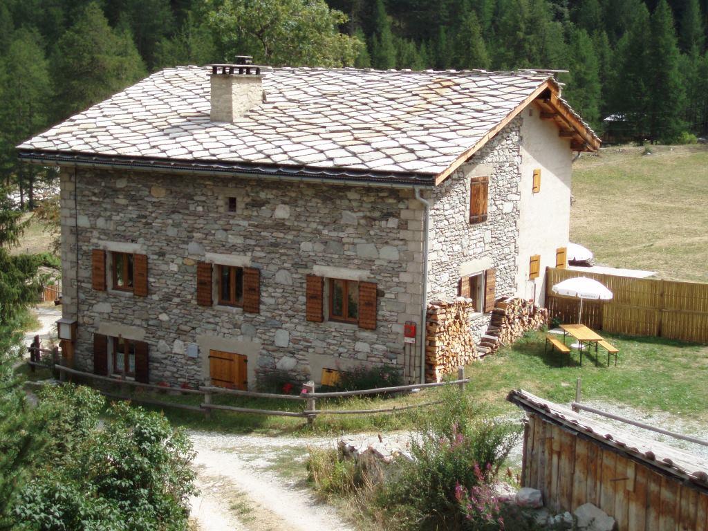 Tournette: fenêtres du gite (ouvertes) et terrain