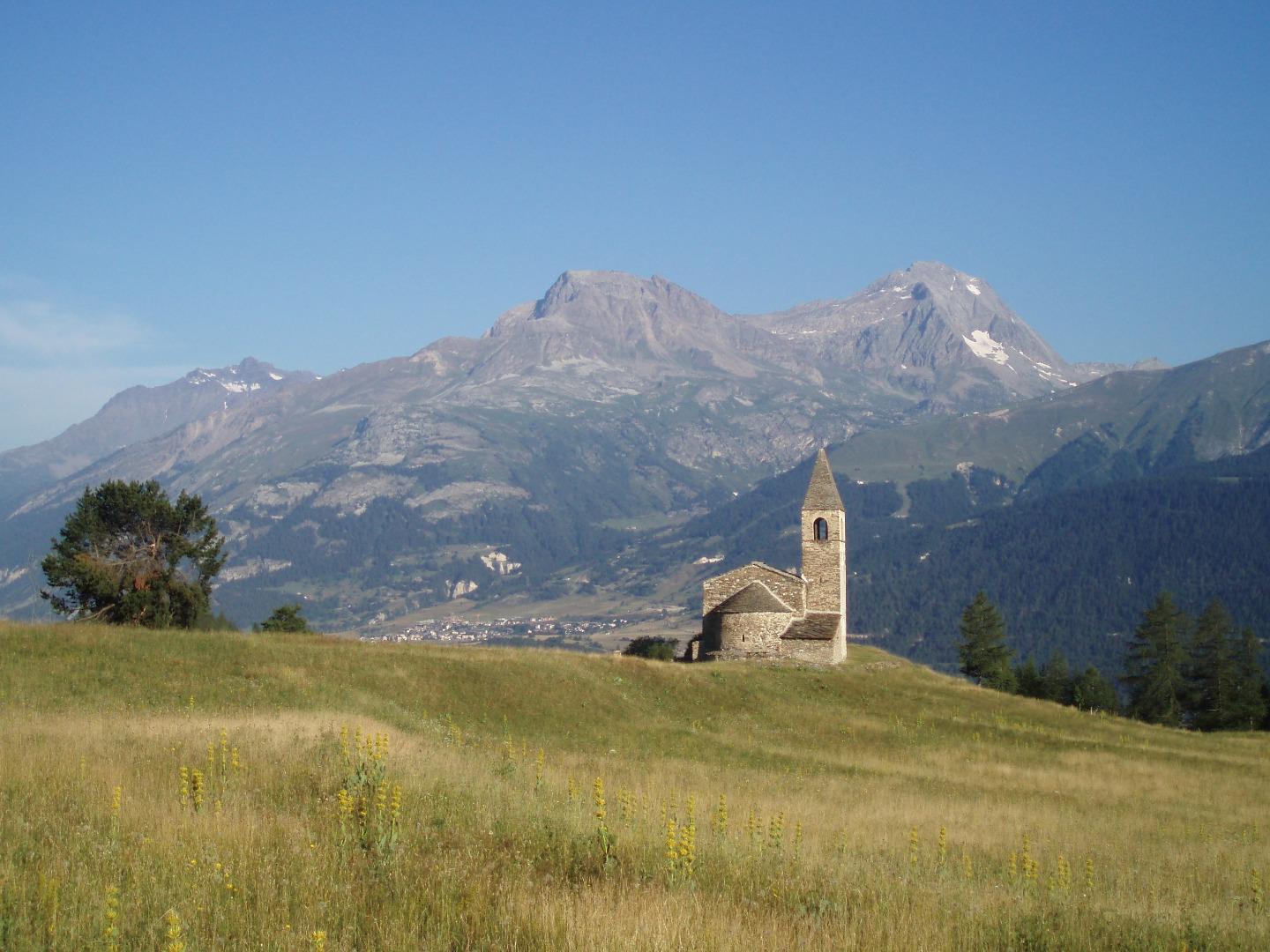 A 45 minutes de marche sans dénivelé: la célèbre chapelle St Pierre d'Extravache avec vue sur la Vanoise