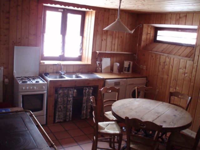 Cuisine du Gite "La Tournette" bien équipée : frigo, congélo, cuisinière gaz avec four, lave-vaisselle, lave-linge...