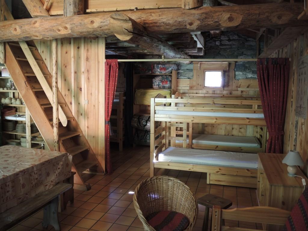 Un des coins nuit, l'autre est en mezzanine; il y a aussi 2 lits couple: 1 dans le coin nuit de gauche et un dans le grand mazot