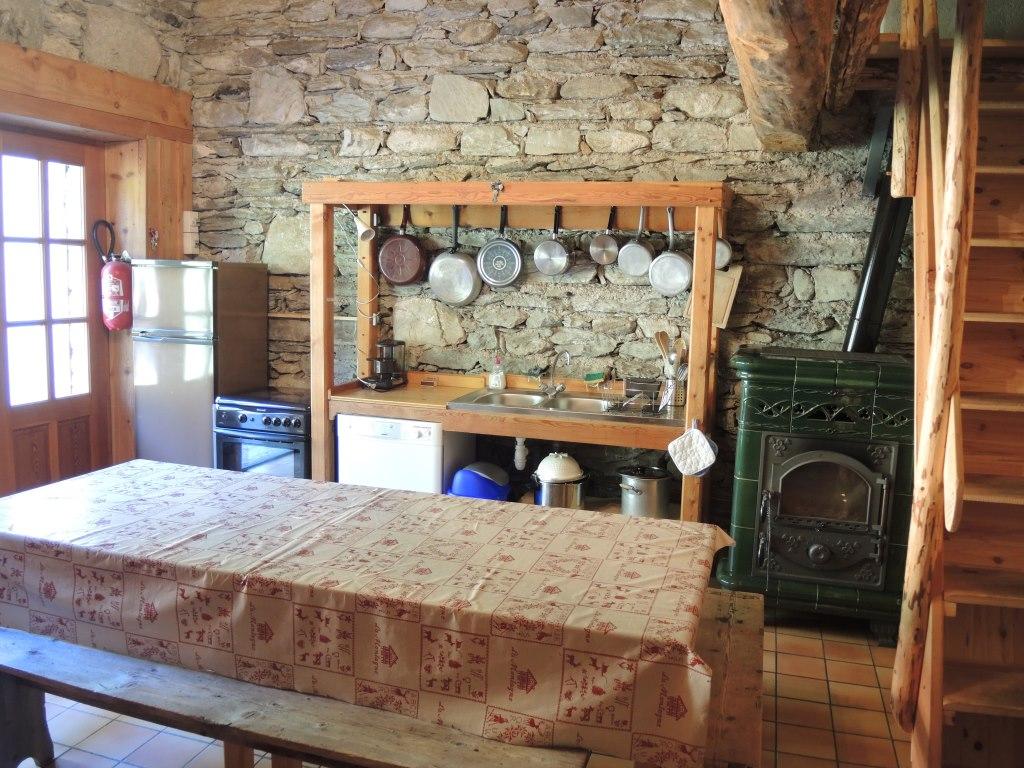 Cuisine très bien équipée: cuisinière gaz, four, lave-vaisselle