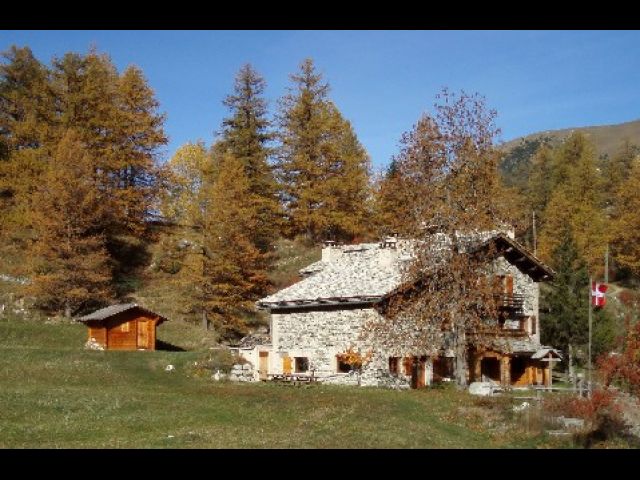 Vue générale du Chalet de La Tourna à 1670m, accessible par route goudronnée.