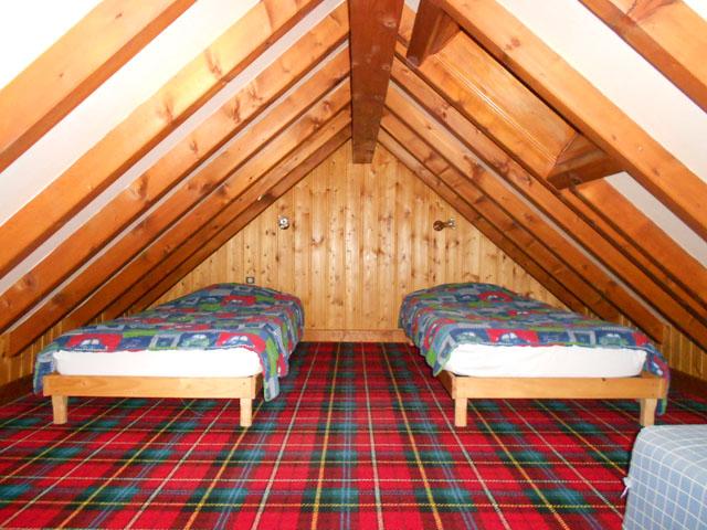 chambre mezzanine. 2 lits simples