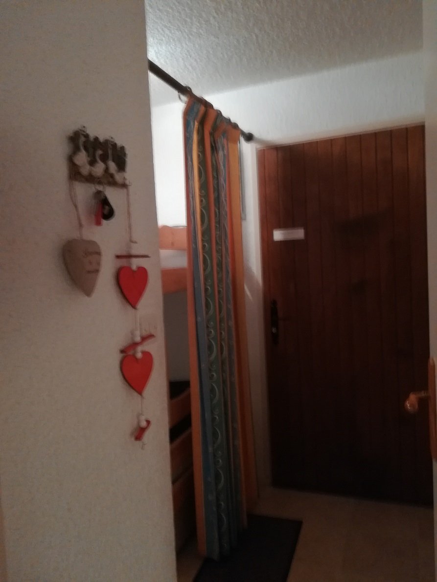 Entrée du studio, coin nuit avec 2 lits superposés, salle d'eau, wc, séparés du séjour par une porte.