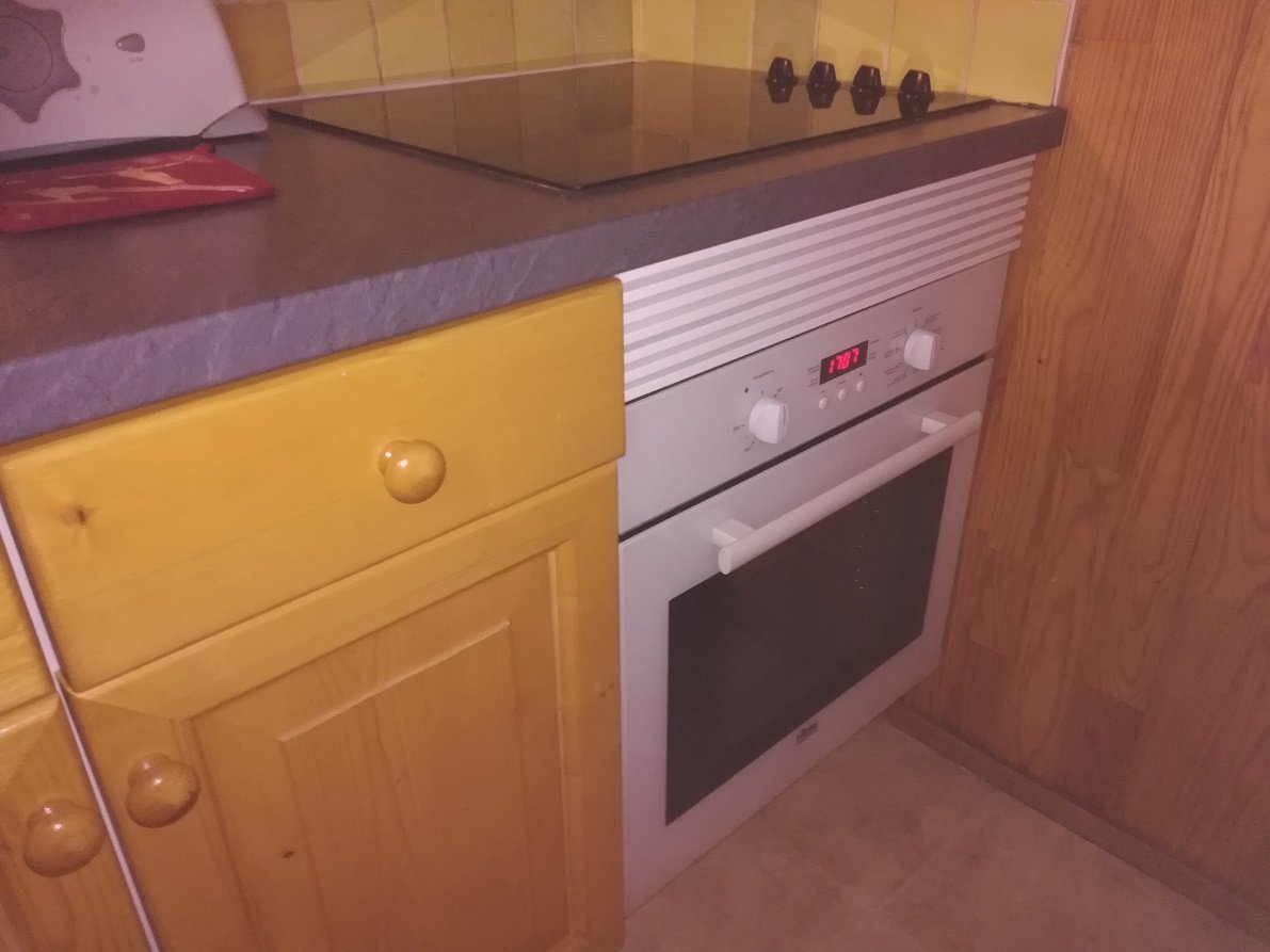 Four électrique, plaque de cuisson, hotte, grille-pain, cafetière et bouilloire électriques.