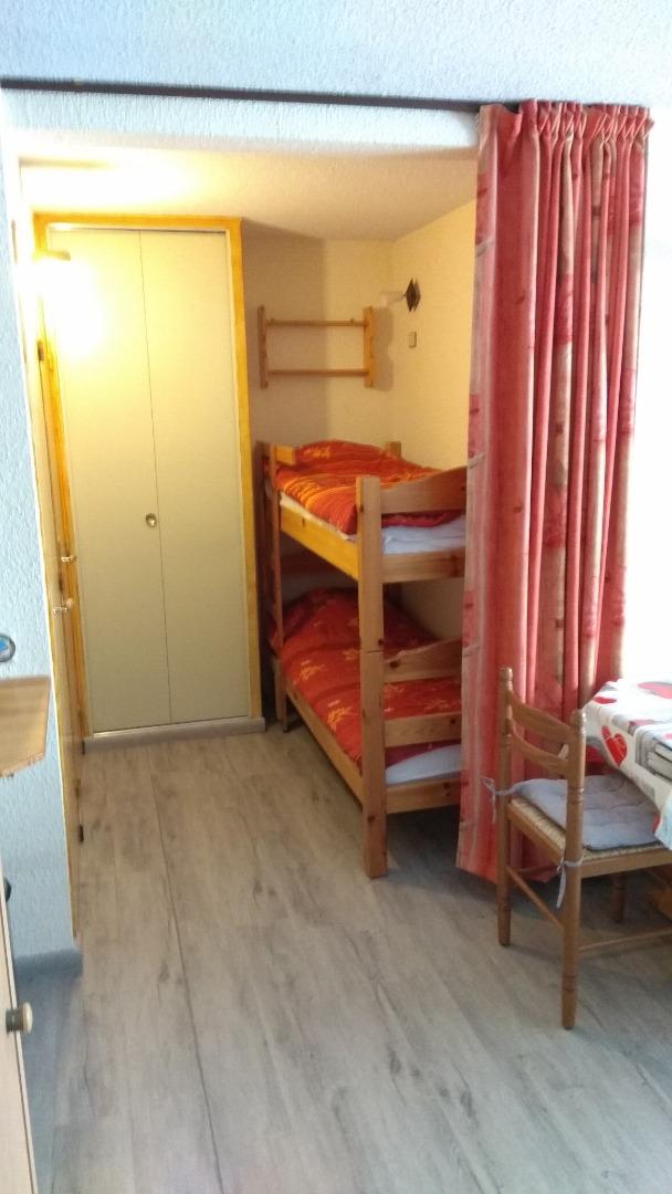 coin cabine avec deux lits superposés et placard.