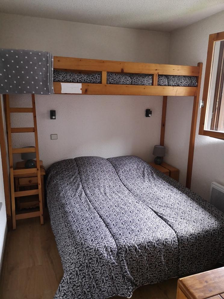 Chambre avec lit mezzanine avec vue sur les pistes