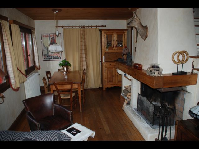 salle à manger avec cheminée