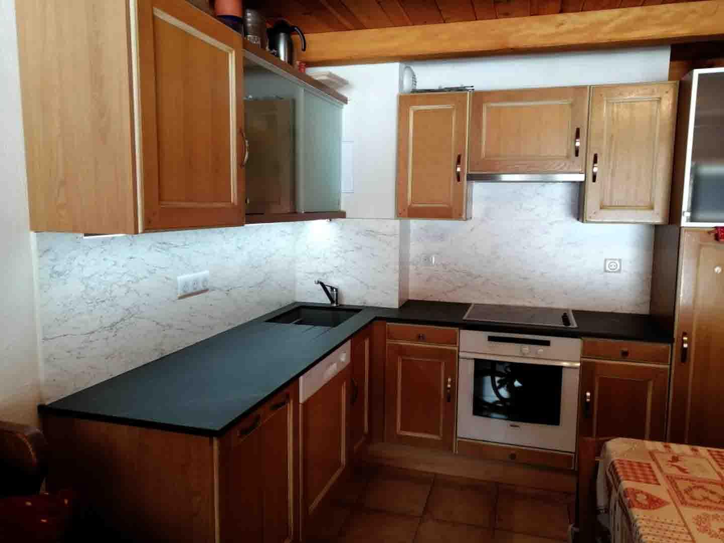Amélioration de la cuisine par la réalisation d'une crédence claire et d'un triptyque de prises