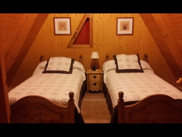 Chambre enfants équipés de deux lits en 90, avec jeux pour enfants.