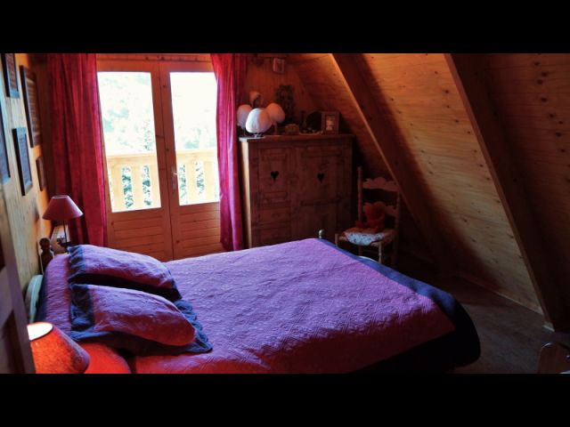 Une des deux chambres du 1er étage avec son balcon et vue plein sud sur montagne et pistes de ski. 