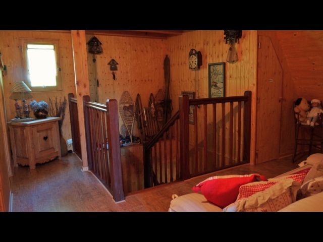 Le palier au 1er étage avec sa décoration soignée.