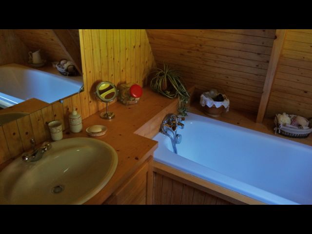 La salle de bain équipée d'une table à langer 