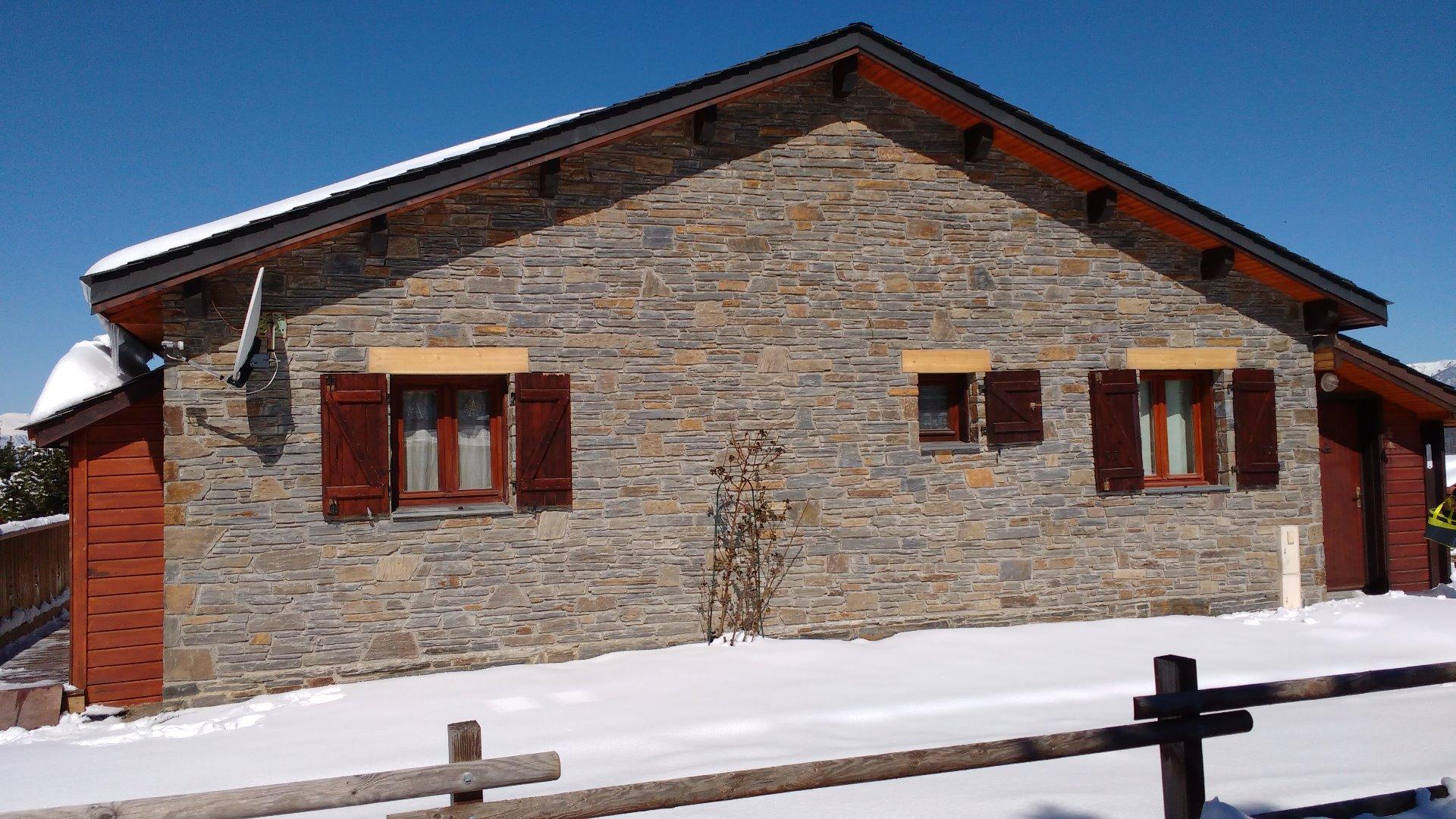 L'entrée du chalet. Un cellier équipé d'étagères vous permet de ranger vos équipements de glisse ou de randonnée. Vous y trouverez une machine à laver. Nous vous souhaitons un excellent séjour.
